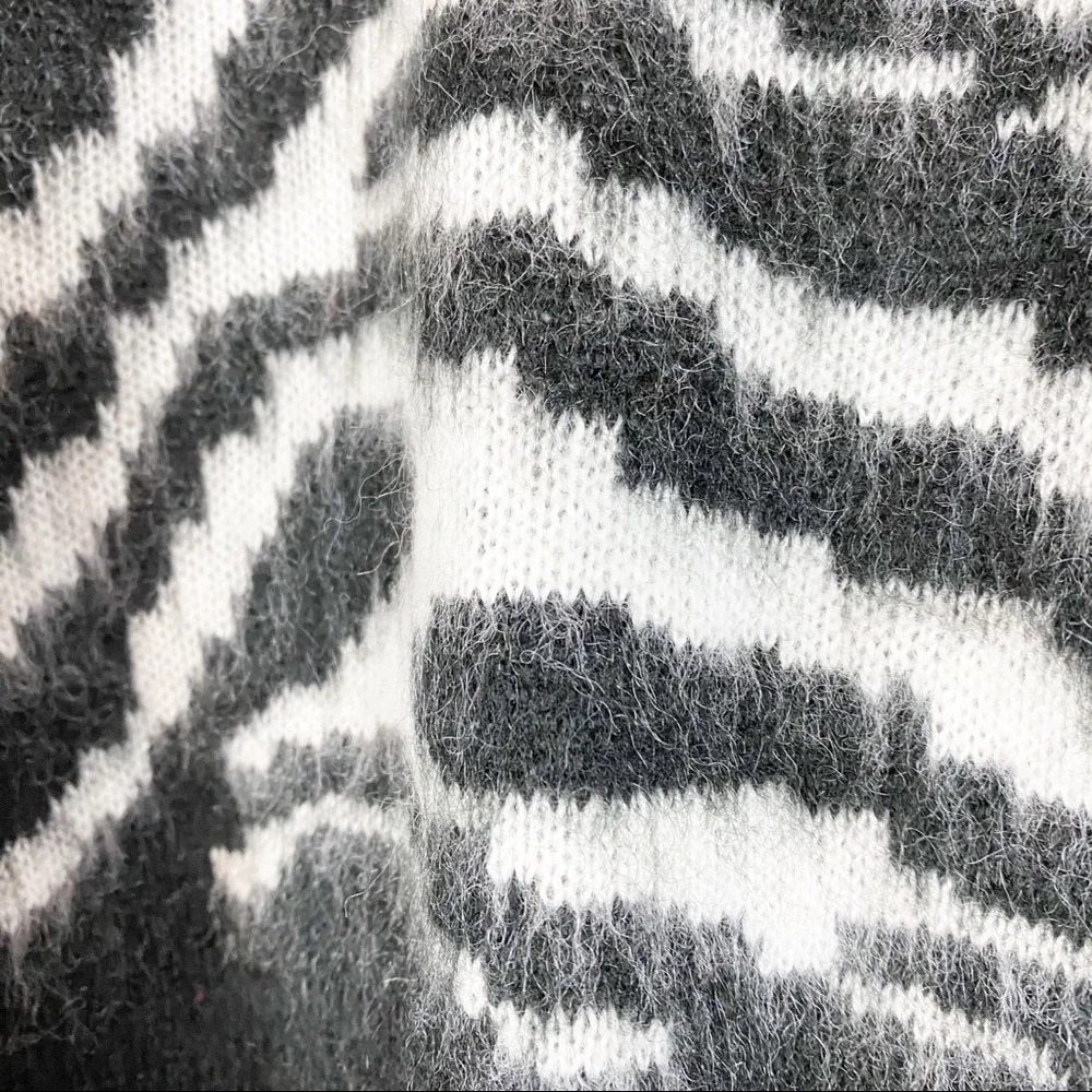 NEW Love by Design Zebra Animal Print Fuzzy Crew Neck Sweater XL - Picture 7 of 8